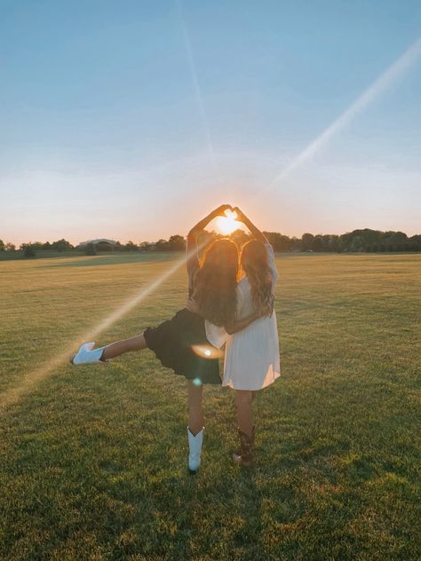 Senior Sunrise Pictures With Friends, Best Friend Pictures Sunset, Senior Best Friend Pictures, Senior Picture Ideas Friends, Photo Poses For Best Friends, Sunset Pics With Friends, Cute Pictures With Friends, Cowgirl Boots Summer, Senior Pictures With Friends