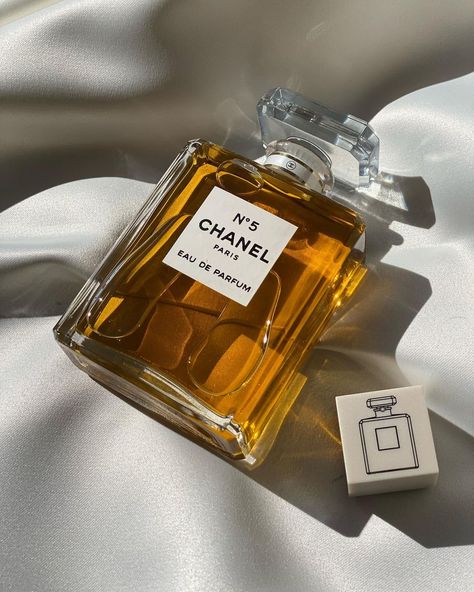 Stile Blair Waldorf, Chanel N 5, Chanel No5, Happy 100th Birthday, Chanel Fragrance, Chanel N° 5, London Baby, Perfume Packaging, Chanel No 5