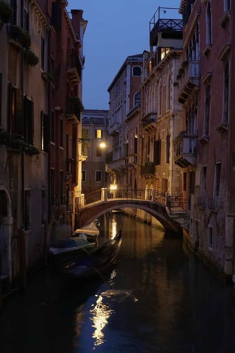 10 Best Things to in Venice at Night - SSW. Venice At Night, Venice Painting, Vision Board Images, Venice Canals, Italy Aesthetic, Dream Travel Destinations, Dream City, Night Aesthetic, Nature Aesthetic