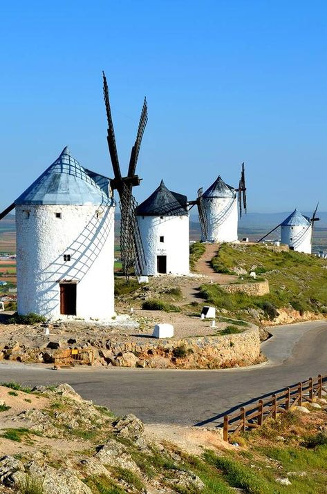 Molinos de Consuegra Andalusia, Old Windmills, Toledo Spain, Beautiful Sites, Beautiful Castles, Spain And Portugal, Spain Travel, Beautiful Places To Visit, Amazing Destinations