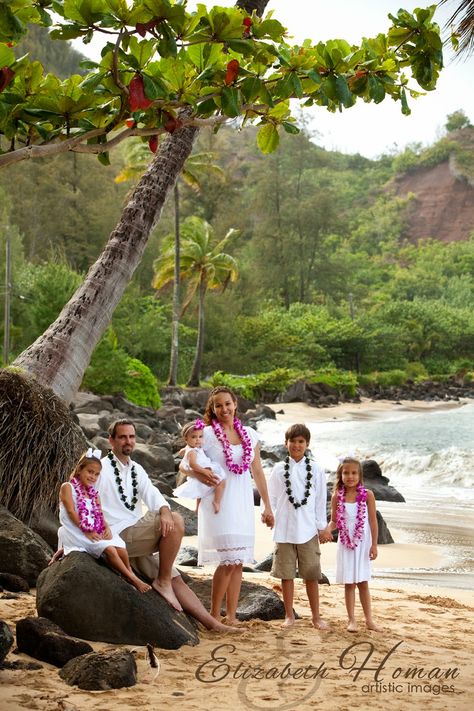 Hawaiian Christmas Family Photos, Hawaii Family Photoshoot Outfits Beach, Family Photo Outfits Hawaii, Hawaiian Beach Family Photos, Hawaii Christmas Photos, Family Pictures In Hawaii, Hawaiian Family Photos, Oahu Family Photoshoot, Family Hawaii Photos