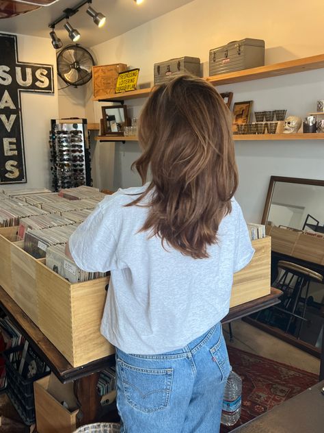 Layered Hair Medium With Highlights, Medium Length Hair With Layers V Shape, Granola Girl Haircut, Hair Cuts Mid Length Layers, Medium 90s Haircut, Mid Lenght Haircut Girl, Shorter Hair With Layers, Medium Length Hair With Layers Brunette, Kaskade Haircut