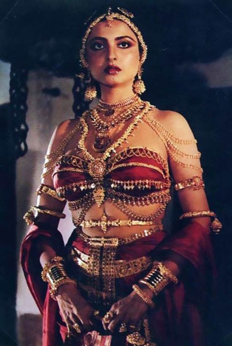 Rekha in Utsav Rekha Actress, Bollywood Retro, Retro Bollywood, Bollywood Cinema, Vintage Bollywood, Indian Aesthetic, Indian Movies, Indian Bollywood, Bollywood Movies