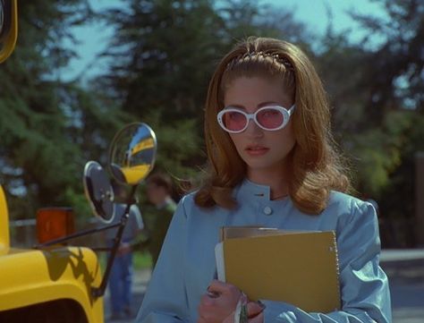 Sunglasses with tinted lenses majorly increase your cool factor. | 17 Ways To Look Like A '90s Dream Babe Boy Meets World, 90s Movies Fashion, Rebecca Gayheart, Daphne Blake, 2000s Aesthetic, 90s Movies, 90s Vibes, Movies Outfit, 90s Aesthetic