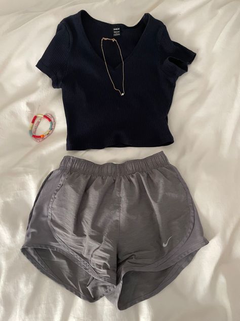 Cute Outfits With Grey Shorts, White Compression Shirt Outfit, Summer Outfits Nike Shorts, Shorts Outfits For School Casual, What To Wear With Nike Shorts, Outfits Ideas With Shorts, Cute Nike Shorts Outfits, Outfit Ideas Shorts Casual, Summer Fit Inspo Shorts