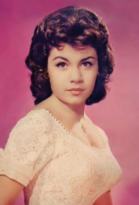 Annette Funicello Clint Howard, Pineapple Princess, Annette Funicello, Vintage Actresses, Hollywood Heroines, Italian Beauty, Vintage Everyday, Famous Stars, Disney Favorites