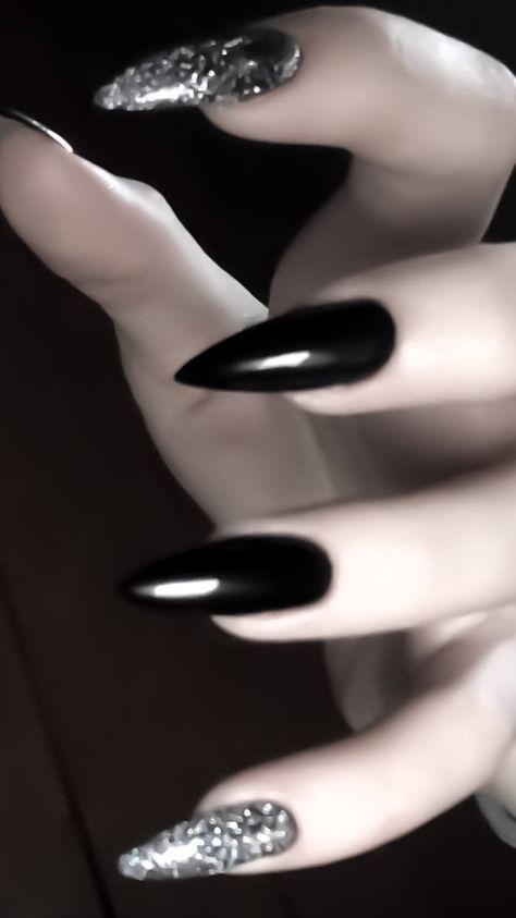 Nails Goth Aesthetic, Short Goth Nails Acrylic, Black Edgy Nails, Goth Nail Ideas, Nails Black Coffin, Nails Goth, Band Nails, Movie Bloopers, Punk Nails