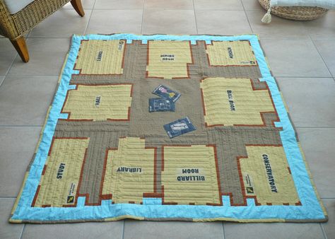 A quilt designed on the Cluedo games board! - How cool would it be to make the pieces too and actually play the game on the mat?!! Felt Games, Family Holiday Gifts, Games Board, Jellyroll Quilts, Game Board, Rag Quilt, Quilting Tips, Easy Quilts, Game On