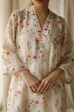 Linen Kurti Design, V Neck Kurti Design, Linen Suits Women, Cotton Suit Designs, Kurtha Designs, Printed Kurti Designs, Suit Neck Designs, Stylish Kurtis Design, Chiffon Frocks