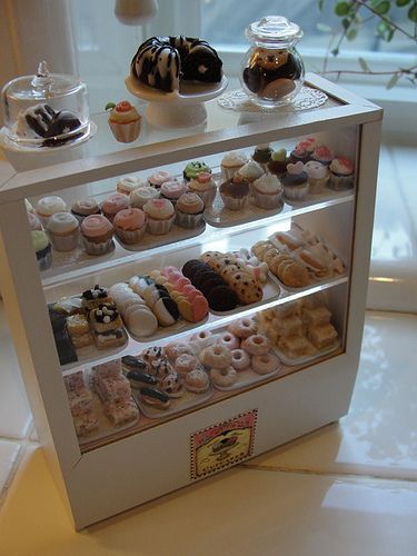 aca me gusta la vitrina Bakery Counter, Cake Shop Design, Cercei Din Lut Polimeric, Bakery Shop Design, Bakery Store, Small Bakery, Bakery Design Interior, Bakery Decor, Bakery Display