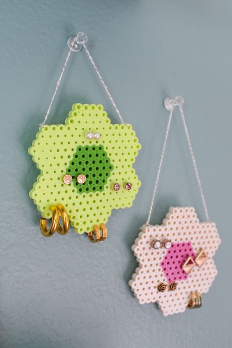 Perler Beads Useful Ideas, Earring Holder Perler Beads, Melty Bead Crafts, Perler Crafts Projects, Perler Beads Jewelry Holder, Perler Bead Uses, Hanging Perler Beads, Perler Bead Diys, Perler Beads Hexagon Patterns