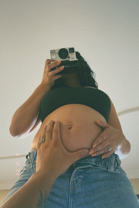 Bump Monthly Pictures, Mom Pregnant Photography, Maternity Pictures Without Face, Photo Pregnant Idea, Maternity Instagram Photos, Photos To Take While Pregnant, Pregnant Belly Small, Polaroid Baby Bump Pictures, At Home Maternity Shoot Diy Poses