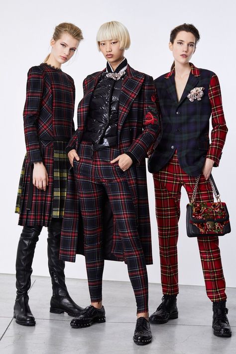 The complete Ermanno Scervino Pre-Fall 2018 fashion show now on Vogue Runway. Preppy Punk Outfits, Mode Tartan, Preppy Punk, Women's Fall Fashion, Tartan Fashion, Mode Punk, 2018 Fashion, Ermanno Scervino, Squad Goals
