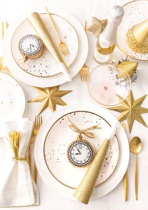 Gold New Year's Eve Tablescape Theme Nouvel An, New Year's Eve Party Themes, Deco Nouvel An, New Years Eve Dessert, New Years Eve Food, New Year Table, New Year's Party Decorations, New Year's Eve Recipes, New Year's Eve Celebrations