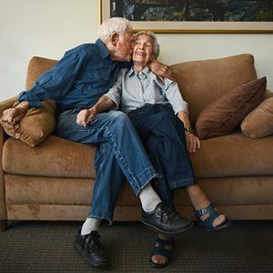 Morrie and Betty Markoff Funny Couple Photography, Jaket Denim, Longest Marriage, Older Couples, Funny Couple, Growing Old Together, Old Couples, Strong Family, The Love Club