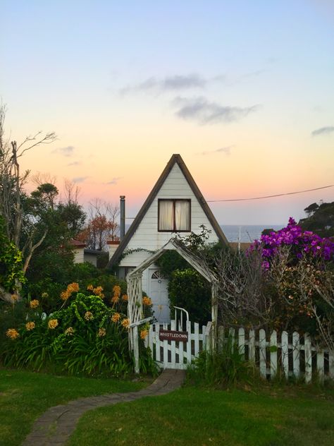 cottage with a white picket fence Nature, Cottages By The Sea Seaside, Seaside Home Aesthetic, Beach Cottage Core Aesthetic, Cottage By The Beach, Cozy Beach Cottage Exterior, White Picket Fence Aesthetic, Cottage By The Ocean, Cottage By The Sea Aesthetic