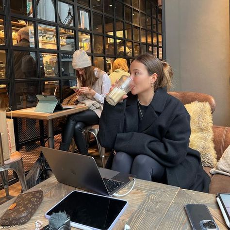 Working Girl Aesthetic, Brain And Beauty, Uni Life Aesthetic, College Girl Aesthetic, Uni Lifestyle, Beauty With Brain, Instagram Aesthetic Fashion, Uni Aesthetic, Estilo Rachel Green