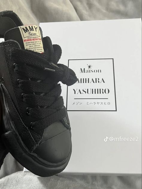 Mihara Shoes, All Black Shoes, Pretty Shoes Sneakers, Dr Shoes, Expensive Shoes, Kicks Shoes, Shoes Outfit Fashion, Cute Sneakers, Girly Shoes