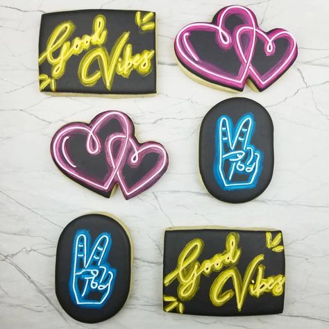 Neon Sign Cookies, Neon Cookies Glow, Neon Sign Cookies Decorated, Neon Cakes Ideas, Neon Party Cookies, Glow Party Cookies, Neon Cookies, Rave Theme, Neon Cowgirl