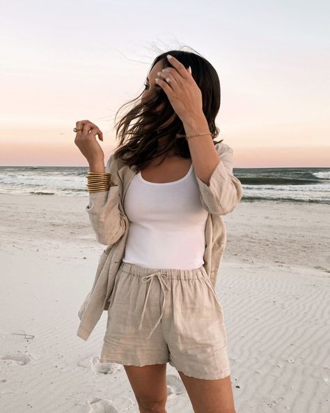 Linen Shorts Outfit Summer, Beach Shorts Outfit, Linen Outfit Summer, Linen Set Outfit, Women Beach Outfits, Dress Like Celebrity, Linen Shorts Outfit, Beach Outfit Casual, Summer Linen Outfits