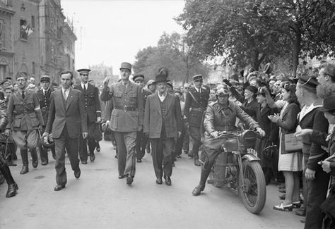 General De Gaulle walking through the streets of Paris following the city's liberation, 24 August 1944. Buildings In Paris, Liberation Of Paris, Battle Of Normandy, Normandy Landings, Josephine Baker, Streets Of Paris, Open Fire, Western Europe, Paris Street