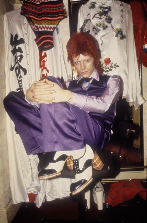 A new book by Taschen compiles photographs of the 1972-73 Ziggy Stardust world tour, taken by Bowie’s official photographer and creative partner. Brian Duffy, David Bowie Poster, David Bowie Fashion, Bowie Ziggy Stardust, Moonage Daydream, David Bowie Ziggy Stardust, David Bowie Ziggy, Dimebag Darrell, Major Tom