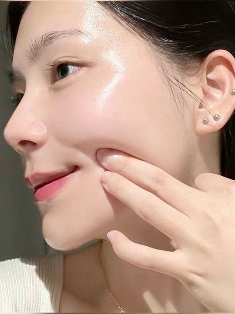 Clear Glowy Skin Asian, Clear Glowy Skin Aesthetic Korean, Asian Clear Skin, Xiaohongshu Skincare, Shiny Skin Glow, Korean Glass Skin Aesthetic, Clear Glass Skin Aesthetic, Smooth Skin Aesthetic, Asian Glass Skin