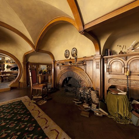 I'd REALLY love to paint the interior of the house that color. Lotr Decor, Hobbit House Interior, Casa Do Hobbit, Hobbit Aesthetic, Casa Dos Hobbits, Hobbit Style, Hufflepuff Common Room, Fantasy Room, Casa Hobbit