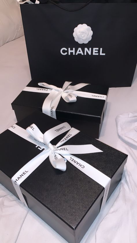 Chanel Gift Boxes, Grey Huffington, Chanel Gifts, Chanel Packaging, Package Aesthetic, Chanel Gift Bag, Prada Gifts, Luxury Birthday Gifts, Luxury Bouquet