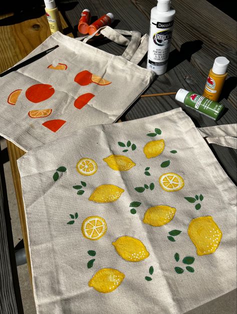 Book Bag Painting Ideas, Painted Jute Bags, Fruit Tote Bag Painting, Diy Farmers Market Bag, Beach Bags Diy, Painted Shirts Ideas, Easy Tote Bag Design, Diy Tote Bag Painting Ideas Summer, Canvas Tote Bag Painting Ideas Easy