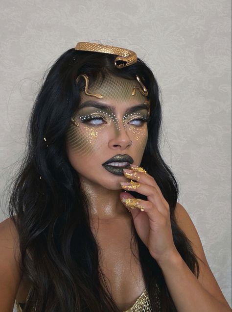 #medusa #snakes #gorgon #greekmythology #goddess #facepaint #goldflake #gold #guardian #beautiful #halloweenmakeup Halloween Goddess Makeup, Medusa Hair Ideas, Medusa Face Makeup, Gold Medusa Makeup, Venus Halloween Costume, Instagram Halloween Costumes, Halloween Medusa Makeup, Medusa Goddess Costume, Hot Medusa Costume