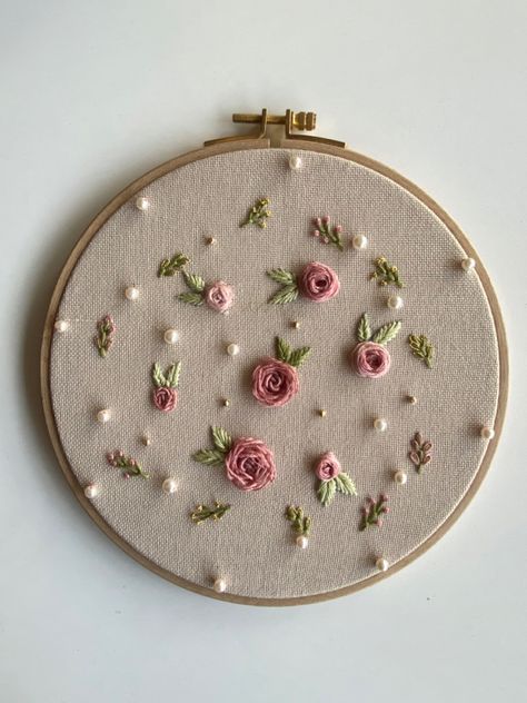 Simple Beautiful Embroidery, Embroidery Hoop Flowers, Easy Embroidery Flowers Pattern, Flower Heart Embroidery, First Embroidery Project, Cute Embroidery Design, Embroidery Art Ideas, Easy Embroidery Projects, Hoop Embroidery Ideas