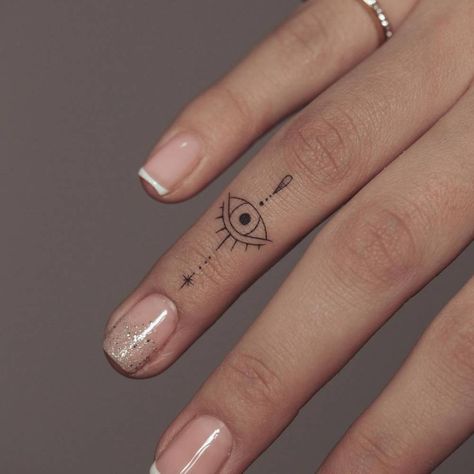 Eye Tattoo On Finger, 3rd Eye Tattoo, Tato Mata, Psychology Tattoo, Fingers Tattoo, Tattoo On Finger, Girl Finger Tattoos, Tato Minimal, Tato Jari