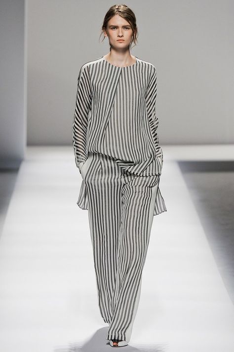 Walk the Line SPRING-SUMMER 2013: Sportmax Milan, Catwalk Fashion, Maxi Robes, Stripes Fashion, Black White Fashion, Mode Inspiration, White Fashion, Runway Fashion, Peplum Dress