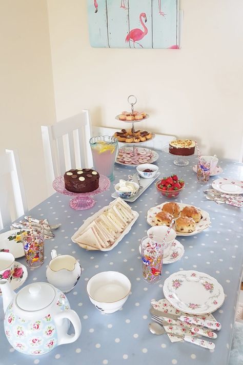 Essen, Tea Party At Home, Afternoon Tea Party Decorations, Mother's Day Afternoon Tea, Afternoon Tea At Home, Vintage Afternoon Tea, Easter Tea Party, Afternoon Tea Tables, Tea Sandwiches Recipes