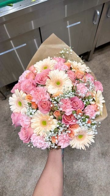 Bouquet Pink Roses, Prom Bouquet, Peach Bouquet, Luxury Flower Bouquets, Arte Aesthetic, Bouquet Pink, Gerbera Daisies, Daisy Bouquet, Prettiest Bouquet