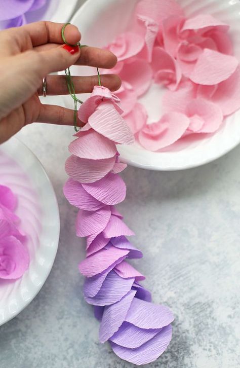 Strands of paper wisteria. Love this for a Spring decoration! Tissue Paper Flowers, Paper Wisteria, Săpunuri Handmade, How To Make Crepe, Diy Flores, Spring Decoration, Crepe Paper Flowers, Paper Flowers Craft, Paper Flowers Diy