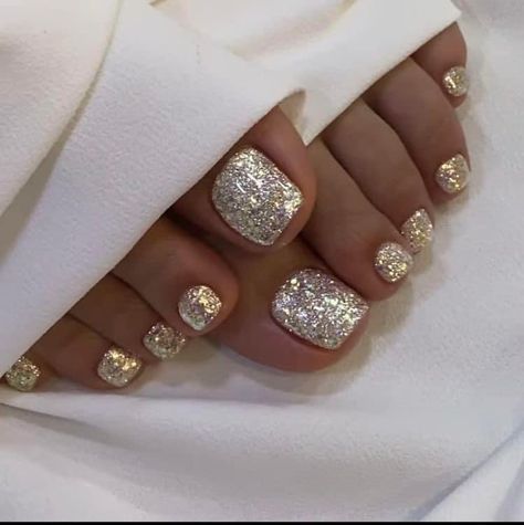 White Glitter Toe Nails, Gold Glitter Toe Nails, White Glitter Toes, Pedicure Ideas 2023, Glitter Toes Pedicure, Gold Pedicure, Trip Nails, Portugal Outfits, Braided Ideas