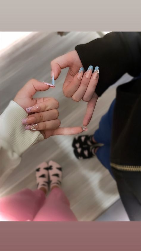 Nail Art Best Friends, Matching Nails Sets With Bestie, Matching Nail Designs For Friends, Simple Matching Nails With Best Friend, Funny Nail Poses, Cute Matching Bestie Nails, Matching Nail Inspo For Best Friends, Matching Nails With Sister, Matching Nails With Bff Summer