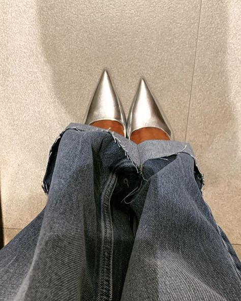 Silver Pumps Outfit, Slingback Heels Outfit, Silver Pointed Heels, Silver Dress Outfit, Pointed Heels Outfit, Classic High Heels, Kitten Heels Outfit, Silver Kitten Heels, Heels Aesthetic