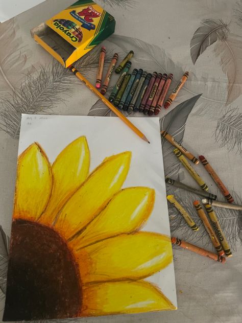 Crayola Color Pencil Art, Doodles With Colored Pencils, Drawing Ideas Easy Crayons, Cute Colored Pencil Drawings Easy, Colour Drawings Pencil, Flowers Crayon Drawing, Easy Drawings Crayons, Oil Pastel Aesthetic Drawings, Drawings With Wax Crayons