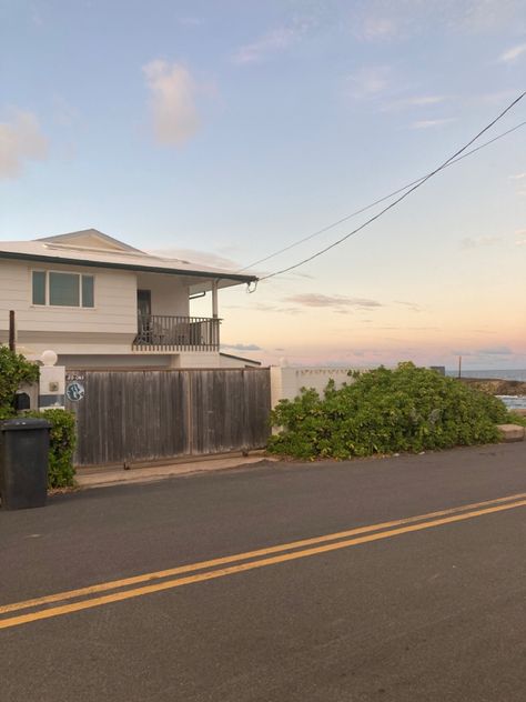 #aesthetic #beachhouse #beach #ocean #house #home Los Angeles, Surfer House Exterior, Beach House Porch Aesthetic, California Houses Aesthetic, Australia Aesthetic House, Beachside House Aesthetic, Beach House Aesthetics, Apartment On The Beach, House By The Beach Aesthetic