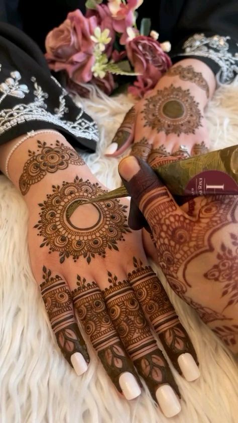 Mehendi Design For Eid, Love Mehendi, Simple And Beautiful Mehndi Designs, Back Hand Bridal Mehndi, Backhand Mehndi Designs, Mehndi Designs For Back Hand, Latest Mehndi Designs Wedding, Eid Mehendi, Mehndi Designs For Back