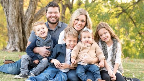 Here is what to expect when you have four kids, if you are considering doing such a thing. Fall Photoshoot Family, Big Family Photos, Family Photoshoot Poses, Family Of 6, Family Portrait Poses, Family Picture Poses, Family Pic, Family Photo Pose, Photography Poses Family