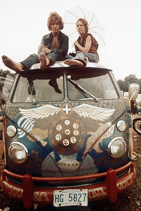 31 Pictures That Show Just How Crazy Woodstock Really Was. Too bad ppl can't get along like that now. Our parents' generation may have been the hippie generation but they got at least one thing right..... Hippy Bus, 70s Van, Kombi Hippie, Van Hippie, Vw Minibus, 1969 Woodstock, Mundo Hippie, Woodstock Hippies, Kdf Wagen