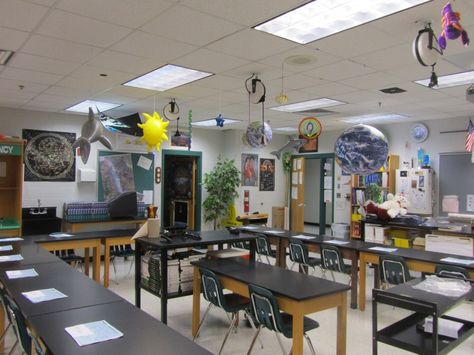 Table arrangement Earth And Space, High School Math Classroom Decorations, Classroom Decorating Ideas, High School Science Classroom, Classroom Seating Arrangements, Classroom Decor Middle, High School Math Classroom, Middle School Science Classroom, Science Room