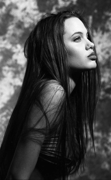 Angelina Jolie Young, Angelina Jolie 90s, Model Tattoo, Girl Interrupted, The Tourist, Lara Croft, Black And White Portraits, Jolie Photo, Birthday Woman