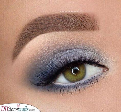 Simple in Silver - An Elegant Glow Makeup Ideas For Green Eyes, Grey Smokey Eye, Makeup Models, Grey Eye Makeup, Blue Eyeshadow Looks, Makeup Looks For Green Eyes, Dramatic Eye Makeup, Colorful Eye Makeup, Blue Eyeshadow