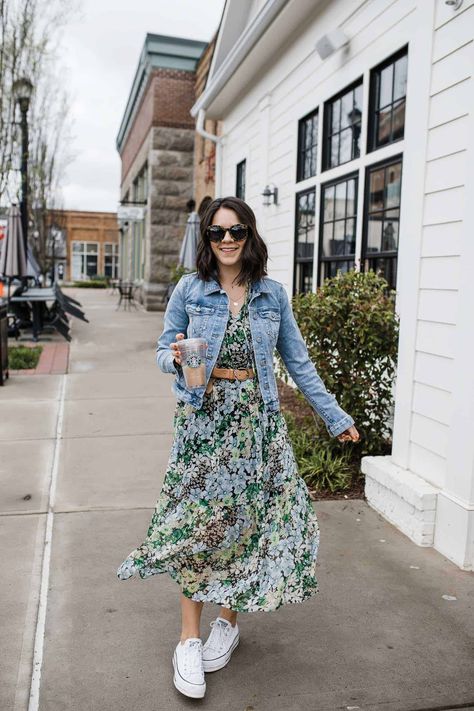 Denim Jacket Trend, Floral Dress Winter, Dress With Converse, Dress Outfit Ideas, Chique Outfit, Floral Dress Outfits, Denim Jacket With Dress, Denim Jacket Outfit, Midi Dress Style