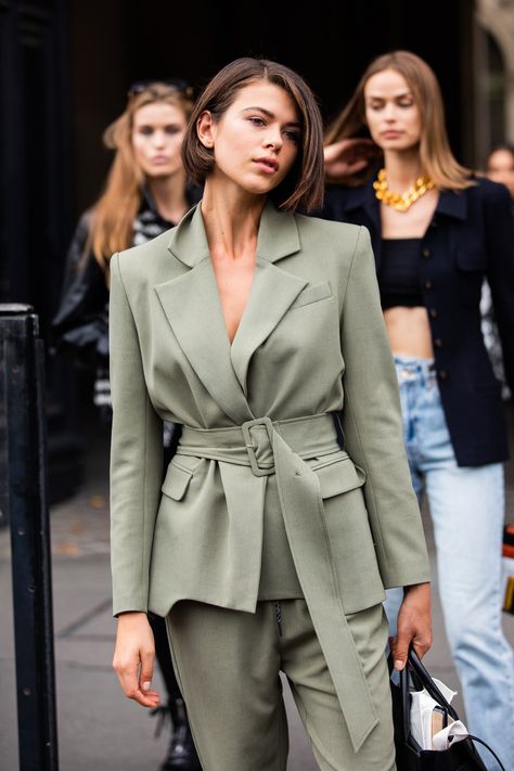 The best street style from Paris Fashion Week Spring/Summer 2020 - Page 11 | Vogue | Vogue Paris Baju Kahwin, Alledaagse Outfits, Fashion Week Paris, Paris Fashion Week Street Style, La Fashion Week, Stil Inspiration, Looks Street Style, Modieuze Outfits, Elegantes Outfit